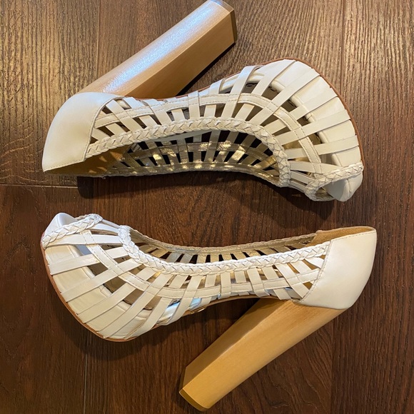 NWT Bebe White Wooden Heels - Picture 5 of 5